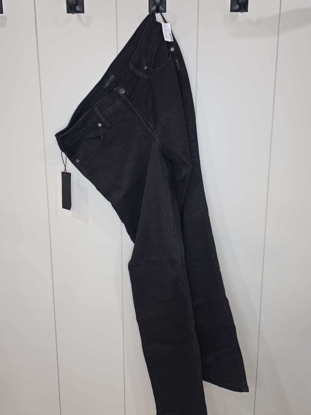 NWT Silver Jeans Sz 32x31. Black. Slim Boot Cut.